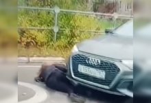 Испугалась агрессивных жителей: сотрудница ЖКХ сбила и переехала девушку