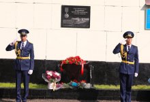 Погибшему пожарному Арслану Курманбекову установили мемориальную доску в Алматы