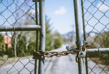 Тело мертвой женщины нашли за забором жильцы дома в Караганде