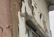 Течет крыша и крошатся ступени после ремонта за 60 млн тенге в многоэтажке в Атырау