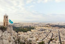 Флаг Казахстана установили на высочайшей точке в Афинах (ВИДЕО)