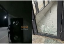Подросток разбил стеклянную дверь остановки в Мангистау (ВИДЕО)