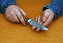 Судимая за побои мать при ссоре ударила ножом 17-летнего сына