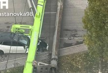 Стрела буровой станции со стройки LRT упала на автомобиль в Астане