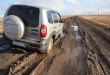 Можно вылететь с трассы: на разбитую дорогу жалуются сельчане в Костанайской области (ВИДЕО)