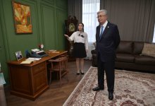 Токаев посетил в Уштобе школу, которой присвоили имя его отца