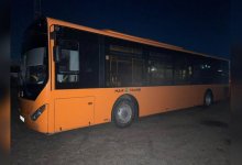 Автобус сбил женщину на остановке в Экибастузе