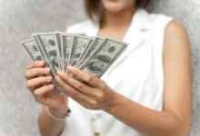 Почти на шесть тенге подешевел доллар на торгах перед выходными