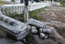 Вандалы разрушили балюстраду в Актау