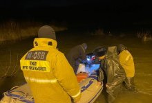 Двое людей застряли на тракторе посреди реки в ВКО (ВИДЕО)