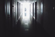 Пациентку несли в реанимацию по темной лестнице в больнице Астаны (ВИДЕО)