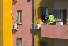 Девушка пыталась выброситься с балкона на 15-м этаже в Атырау