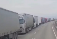 Стоим сутками: на километровые очереди из фур жалуются автомобилисты в Актюбинской области