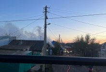Кровля частного жилого дома загорелась в Уральске (ВИДЕО)