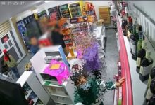 Сумку с содержимым на 3 млн тенге украли в магазине в Актау (ВИДЕО)