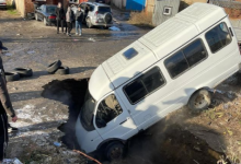 “Газель” провалилась в канализацию в Усть-Каменогорске