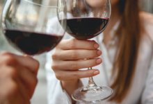 За распитие алкоголя с несовершеннолетней оштрафовали жительницу ВКО