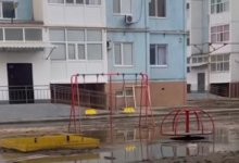 Жители Атырау не могут выйти из дома из-за разлившейся канализации