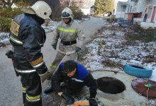 Мужчина чистил колодец и провалился в него в ВКО