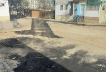 Полили черной водой: укладка асфальта возмутила жителей Актау