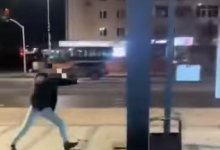 "Ноги нужно оторвать": мужчина на камеру разбивал стекло остановки в Астане (ВИДЕО)