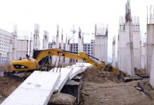 В Астане сносят ЖК, который строили без разрешения