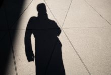 После ссоры школьник зарезал свою девушку и ее мать