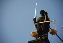 Почти 70 тысяч заплатит женщина за маты в здании суда в Костанайской области