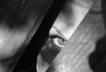 “Я увидела его зрачок”: неизвестный подглядывал за девушками в фитнес-центре в Талдыкоргане