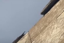 Часть бетонного карниза рухнула с крыши дома на женщину в Сатпаеве