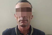 Голого мужчину привязали к дереву и чуть не отрезали половой орган