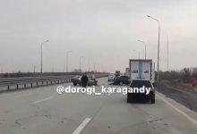 Три автомобиля столкнулись на трассе в Караганде (ВИДЕО)