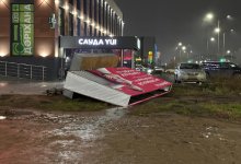 Разрушенные фасады, баннеры и кровли: сильный ветер бушует в Астане