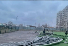 Ребенка замотало в покрытие футбольного поля во время ветра в Караганде