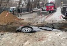 Автомобиль с ребенком провалился в траншею в Костанае