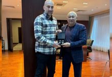 Главному тренеру национальной сборной Казахстана по футболу подарили автомобиль