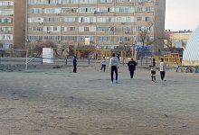 Разодранные и опасные футбольные поля беспокоят родителей школьников в Актау