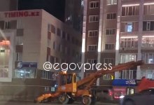 Собирают несуществующий снег? Спецтехника двигалась по чистой улице в Астане