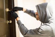 Грабитель занимался самоудовлетворением у постели спавшей хозяйки дома