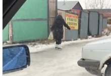 Катающуюся на коньках женщину заметили на улицах Щучинска (ВИДЕО)