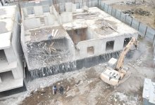 Незаконно построенный жилой комплекс сносят в Алматы