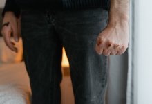 Женщина с подельником изнасиловали мужчину и сняли процесс на видео