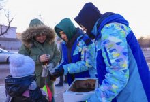 "10 добрых дел": столичные волонтеры раздали горожанам горячий чай и баурсаки