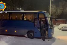 31 иностранца эвакуировали из неисправного автобуса на трассе в Акмолинской области (ВИДЕО)