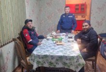 Жамбылский полицейский забрал к себе домой замерзающих на трассе водителей