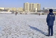 Каспий покрылся льдом: на месте дежурит полиция и спасатели