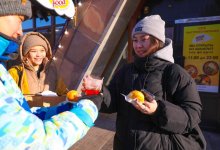 Волонтеры согревают астанчан горячим чаем с баурсаками