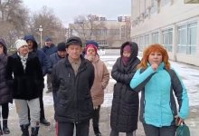 Нет отопления: жители восьми домов устроили собрание у акимата в Актау (ВИДЕО)