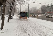 Как борются с мокрым снегом в Алматы