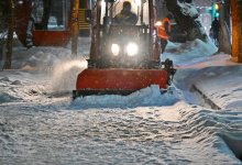 Коммунальщики Алматы борются с мокрым снегом и сугробами